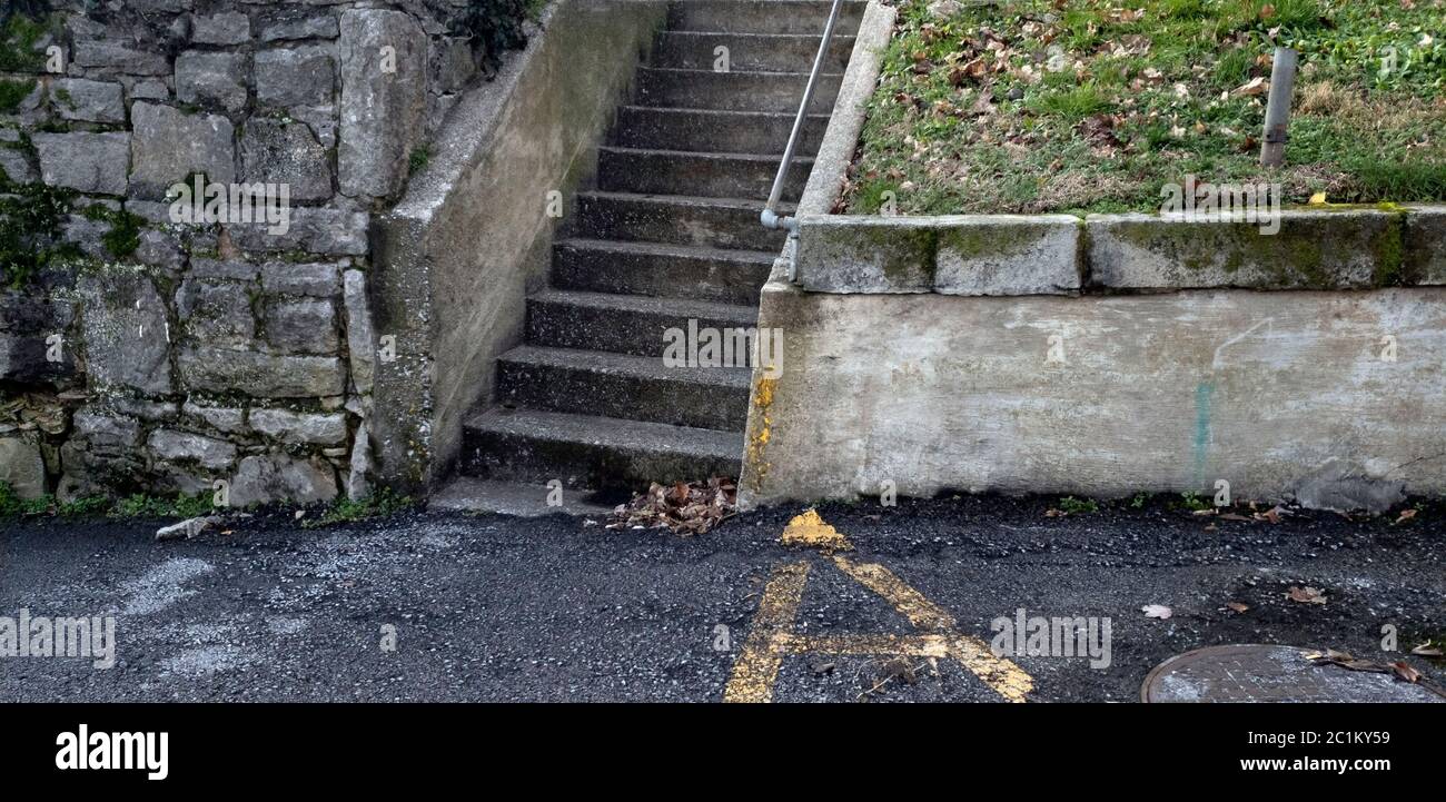 Escaliers et murs en pierre Banque D'Images