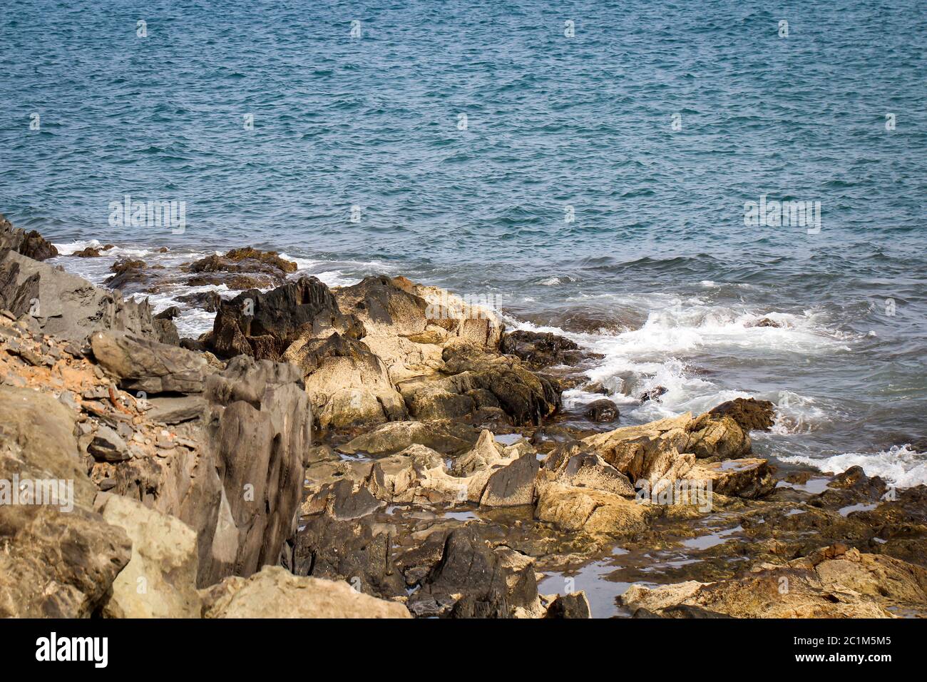 Vagues, surf, plage, rochers et pierres Banque D'Images