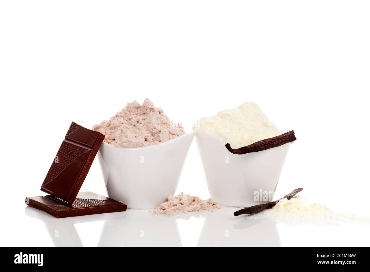 Poudre de protéine de chocolat et de vanille en tasses. Banque D'Images