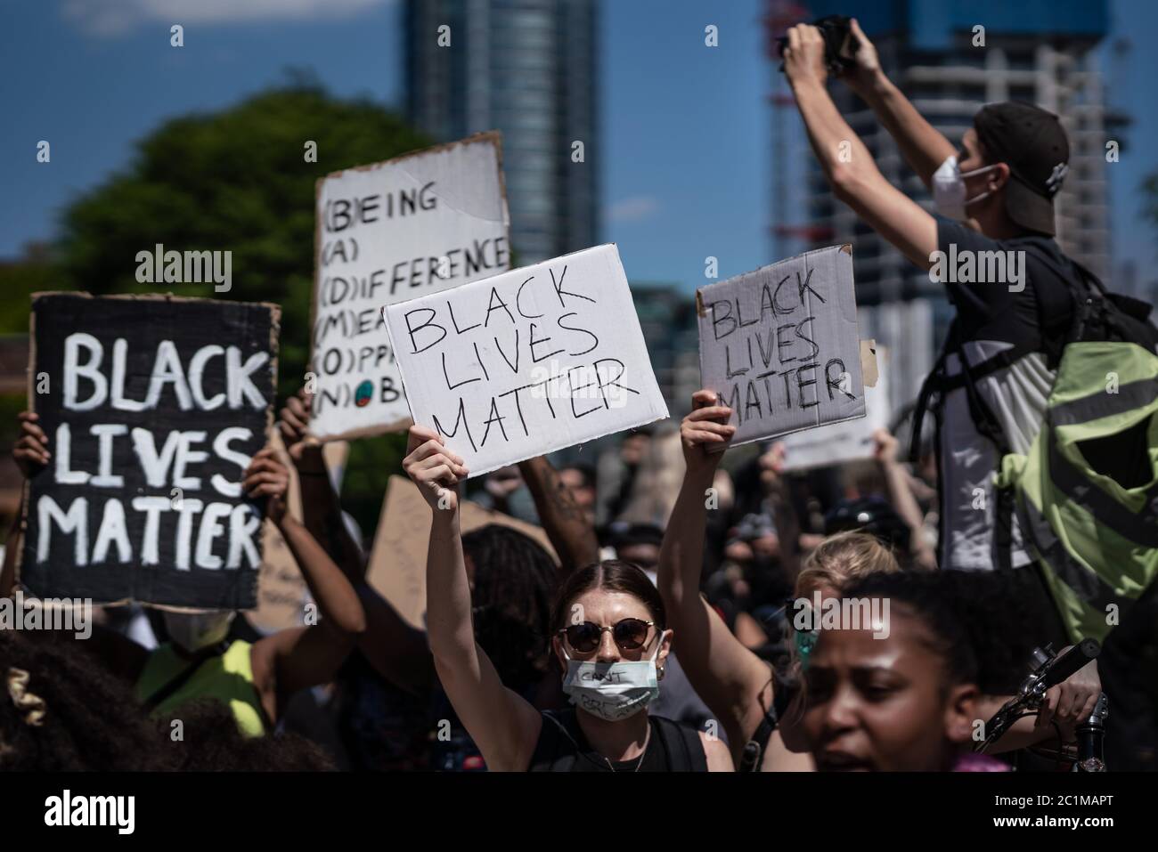Des milliers de militants et de partisans de Black Lives Matter (BLM) se réunissent près de l'ambassade américaine à Londres pour protester contre la mort de George Floyd aux États-Unis. Banque D'Images