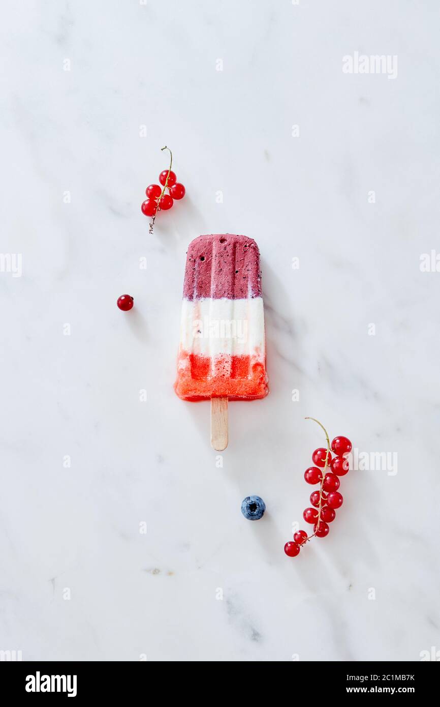 Popsicle aux fruits colorés avec glace pilée et baies sur fond de marbre. Copier l'espace pour le texte et la vue de dessus Banque D'Images