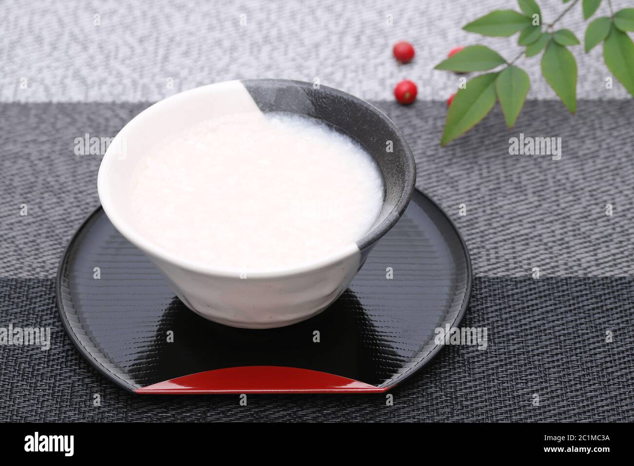 Boire de l'alcool doux japonais fait à partir de sake lees (amazake) Banque D'Images