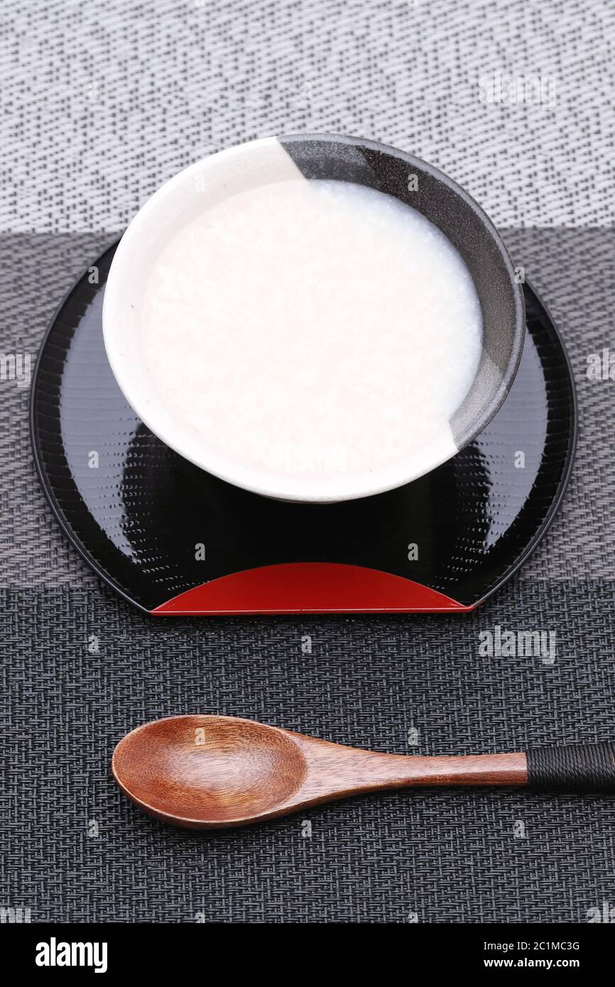Boire de l'alcool doux japonais fait à partir de sake lees (amazake) Banque D'Images