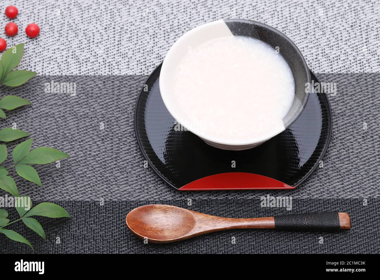 Boire de l'alcool doux japonais fait à partir de sake lees (amazake) Banque D'Images