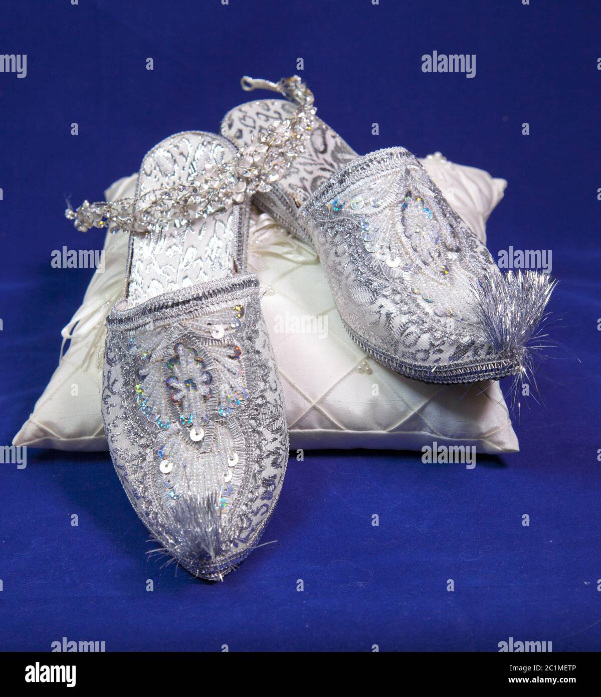 chaussures de mariage style oriental sur velours bleu Banque D'Images