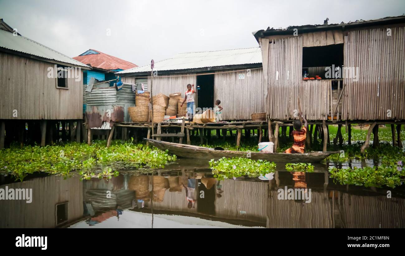 Maisons de pilotis dans le village de Ganvie Tofinu sur le lac Nokoue, Bénin Banque D'Images