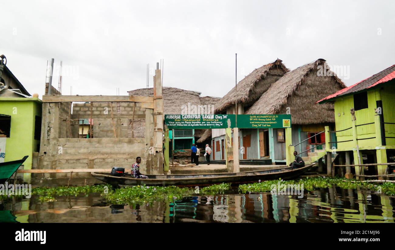 Maisons de pilotis dans le village de Ganvie Tofinu sur le lac Nokoue, Bénin Banque D'Images