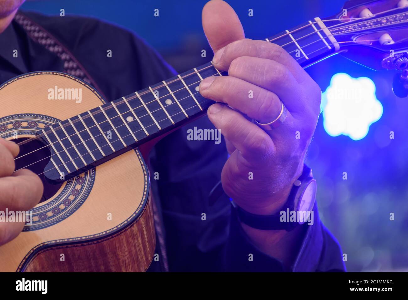 Guitariste acoustique à quatre cordes Banque D'Images