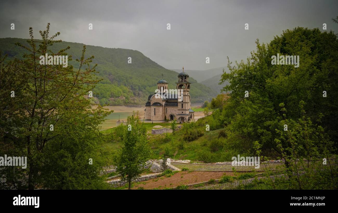 Paysage du parc national de Mavrovo avec montagne, lac et nouvelle église St Nikola, FYR Macédoine Banque D'Images