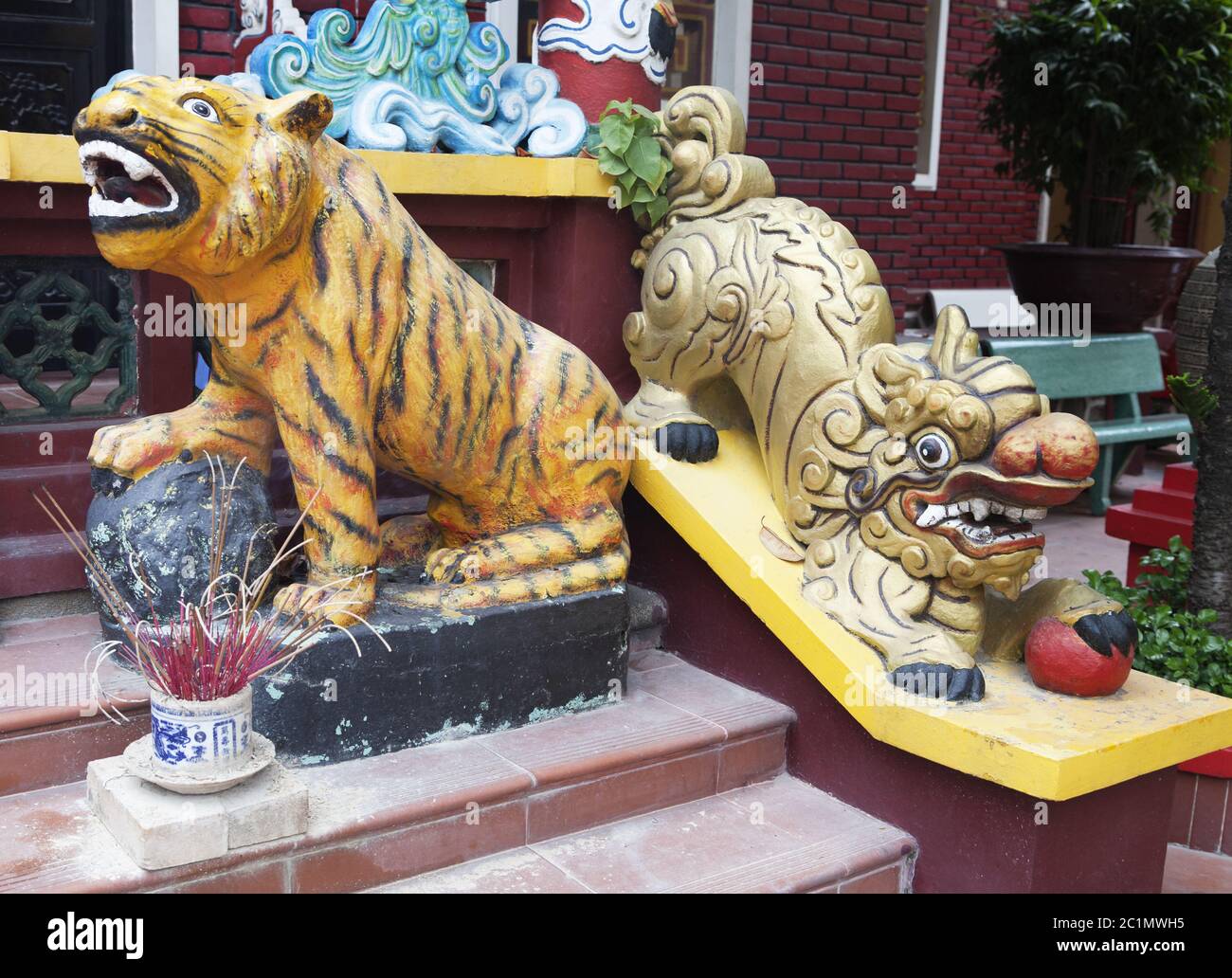 Tigre et lion statues à l'entrée d'un temple Banque D'Images