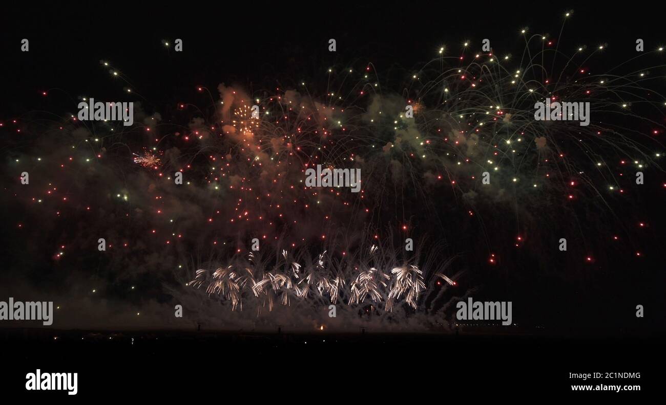 D'artifice de couleurs sur le fond de ciel noir Banque D'Images