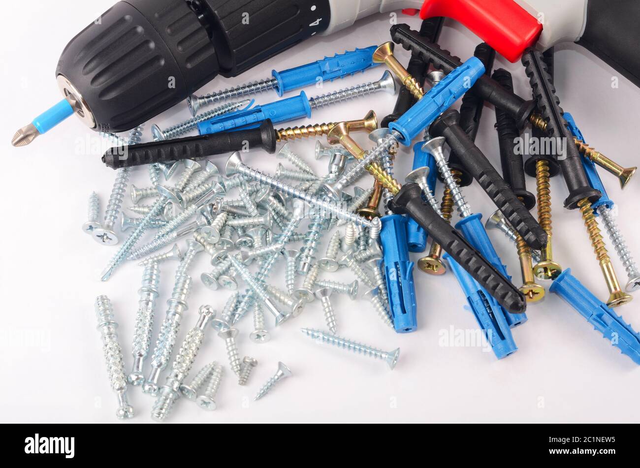 Nouveau tournevis avec vis et chevilles gros plan Banque D'Images