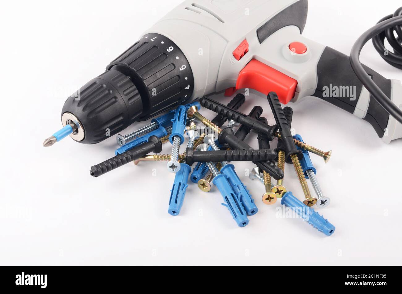 Nouveau tournevis avec vis et chevilles gros plan Banque D'Images