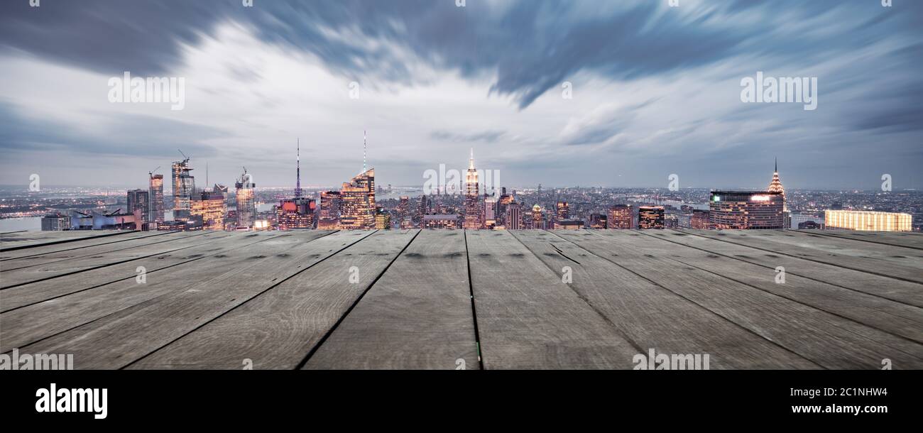 terrain vide avec paysage urbain moderne de new york la nuit Banque D'Images