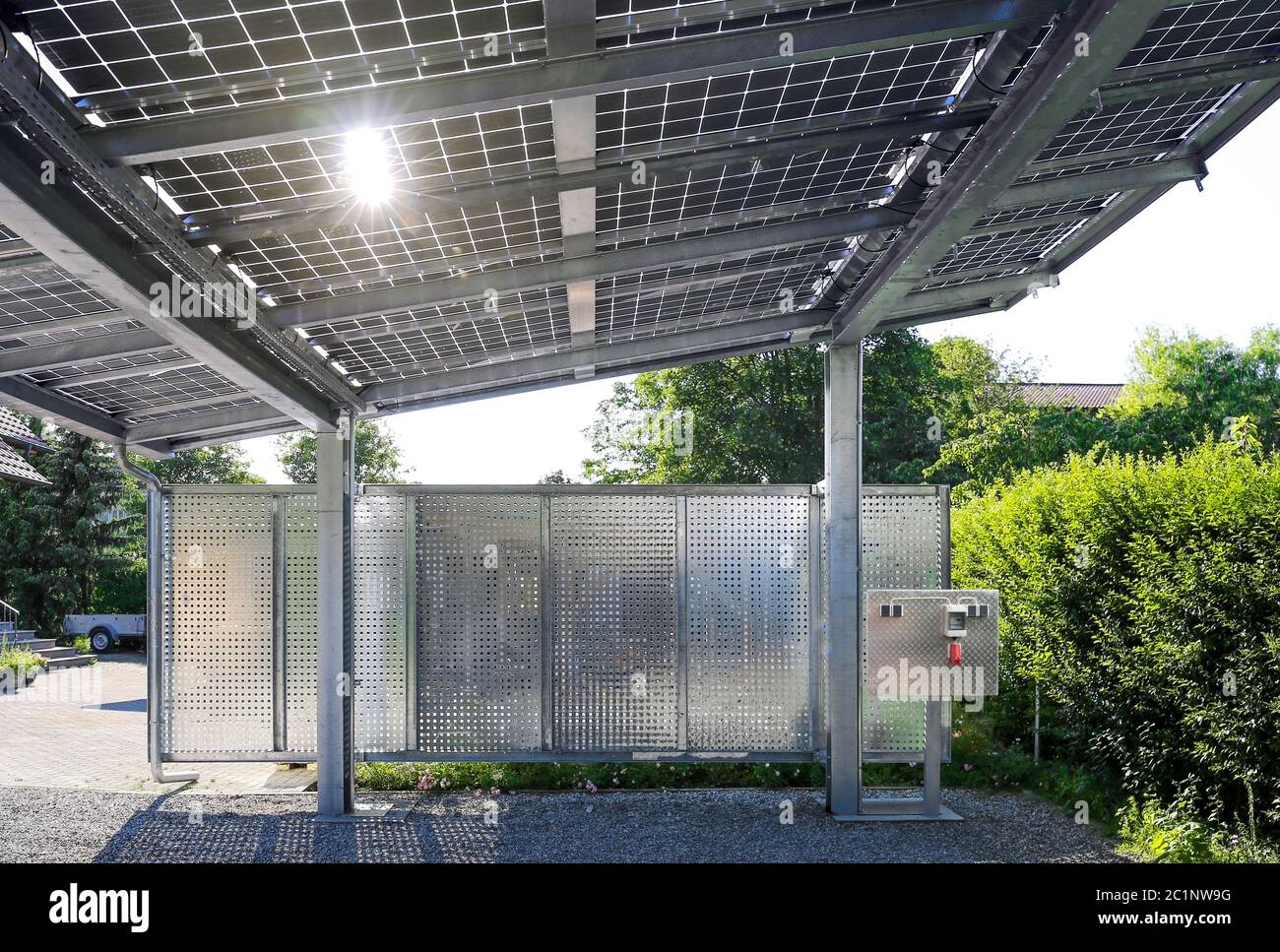 Nouveau carport avec module photovoltaïque semi-transparent Banque D'Images