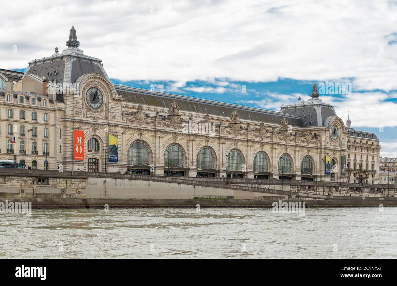 Paris, France, 28 2017 mars : Musée d'Orsay sur la rive gauche de la Seine. D'Orsay abrité dans l'ancienne gare d'Orsay. D'Orsay tient ma Banque D'Images