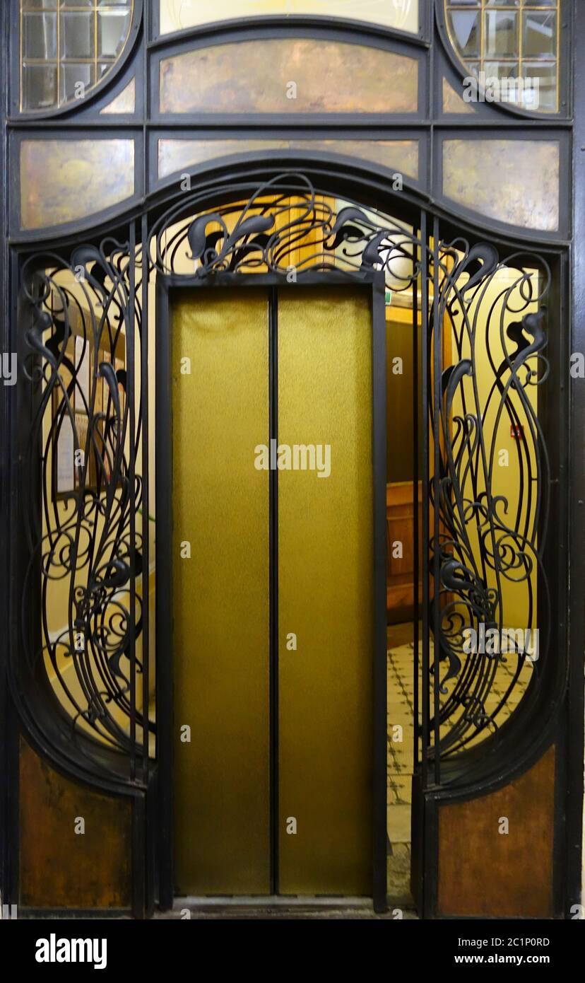 Portail d'entrée de l'ascenseur dans le style Art Nouveau dans la clinique sur Nevsky Prospect Banque D'Images