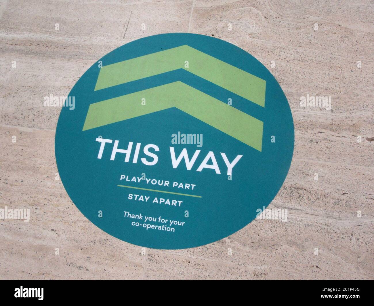 Milton Keynes, Royaume-Uni. 15 juin 2020. Des marqueurs de sens sont visibles sur le sol d'un centre commercial.des magasins non essentiels ont été rouverts aujourd'hui dans le 'Intu Shopping Centre' et le 'Center:mk' à Milton Keynes, pour la première fois depuis le confinement pandémique du coronavirus (Covid-19). Des mesures de distance sociale étaient en place pour tous les magasins, y compris un système à sens unique pour les acheteurs et de nombreuses files d'attente autour des deux centres commerciaux. Crédit : SOPA Images Limited/Alamy Live News Banque D'Images