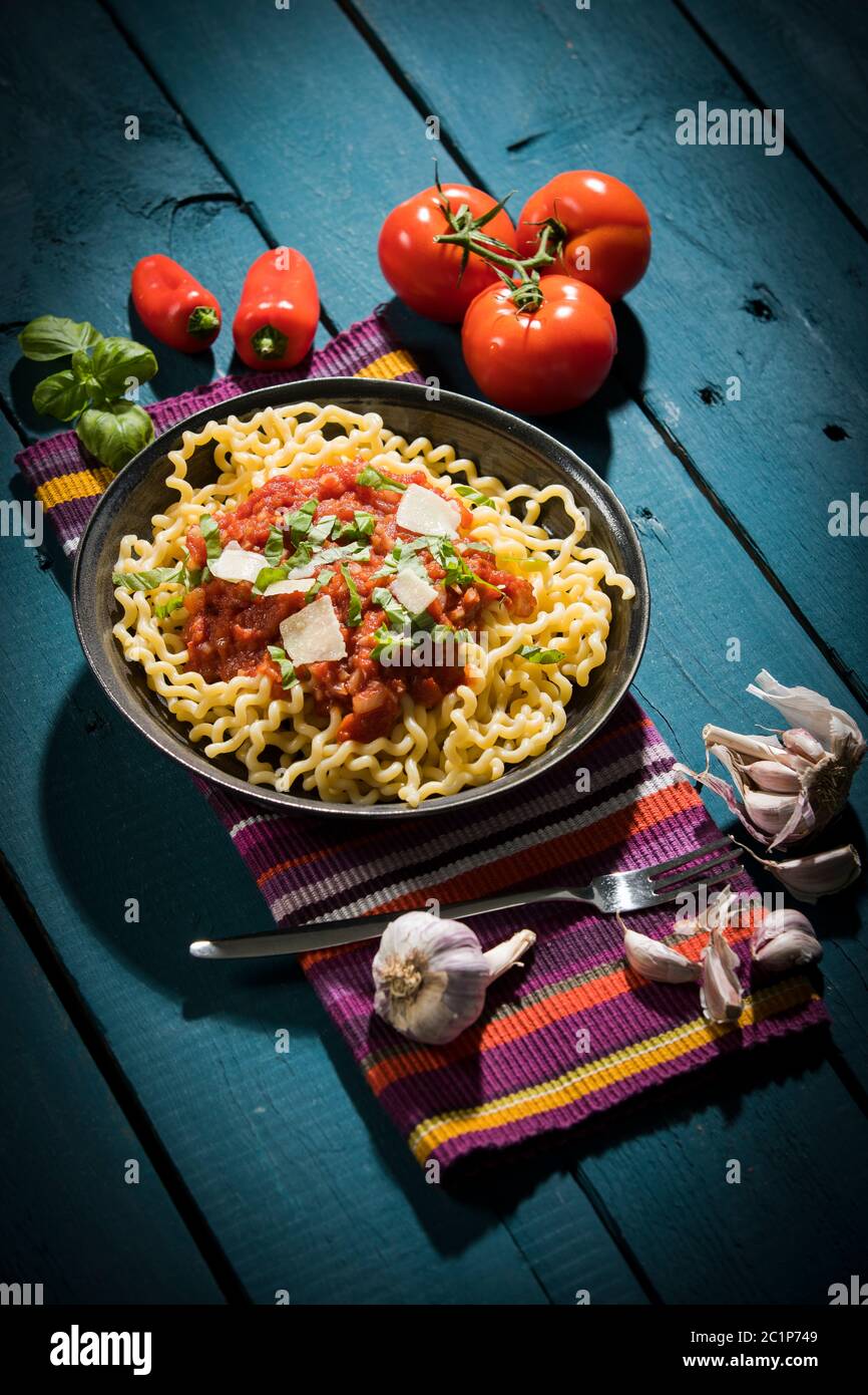 Pâtes al Pomodoro, Fusilli Lunghi mit Tomatensauce, Knoblauch, Basilikum, Parmesan et Pepperoni Banque D'Images