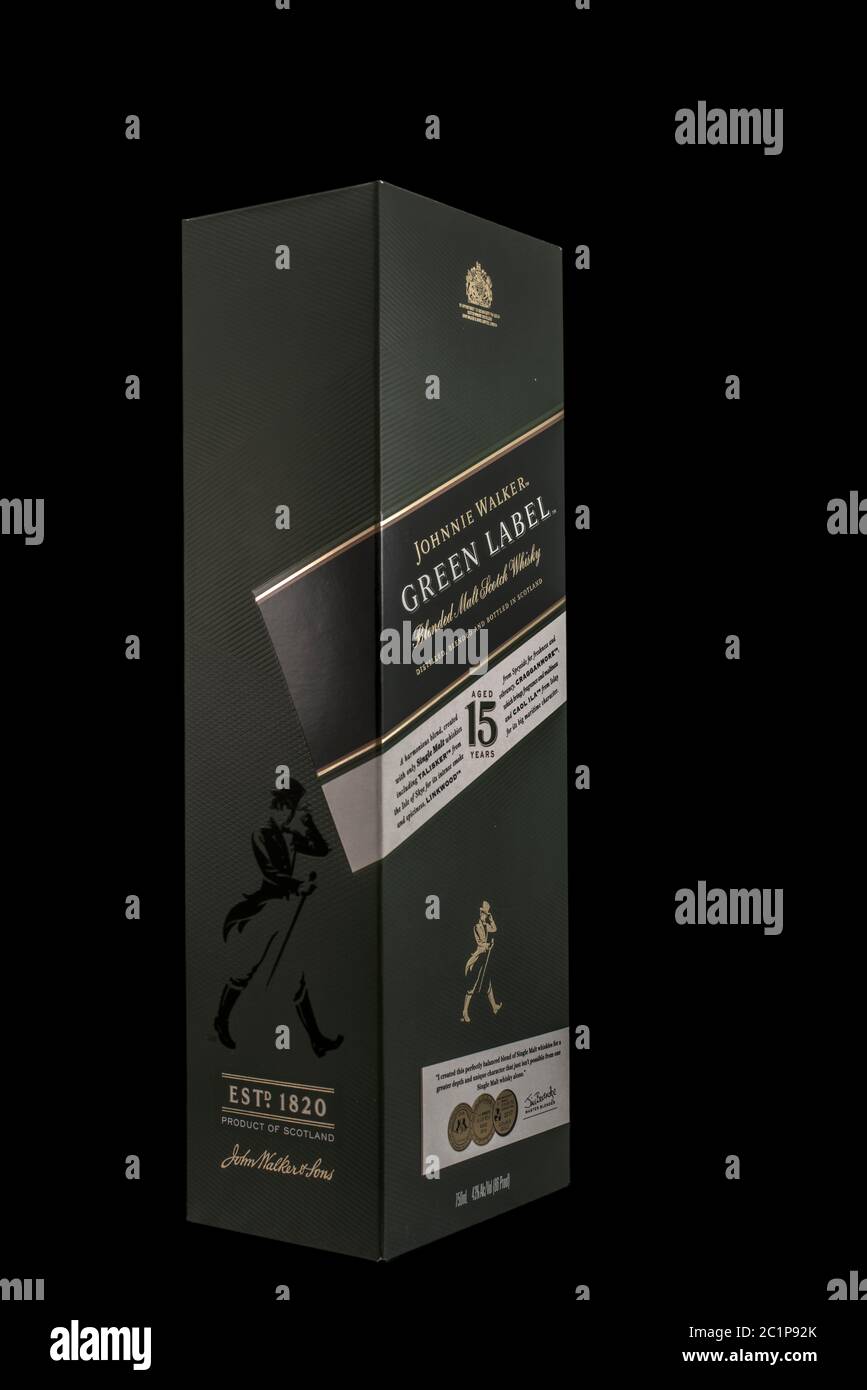 Johnnie Walker Green Label Whiskey Scotch mélangé sur fond noir pour faciliter le masquage, l'isolation et la découpe d'objet Banque D'Images