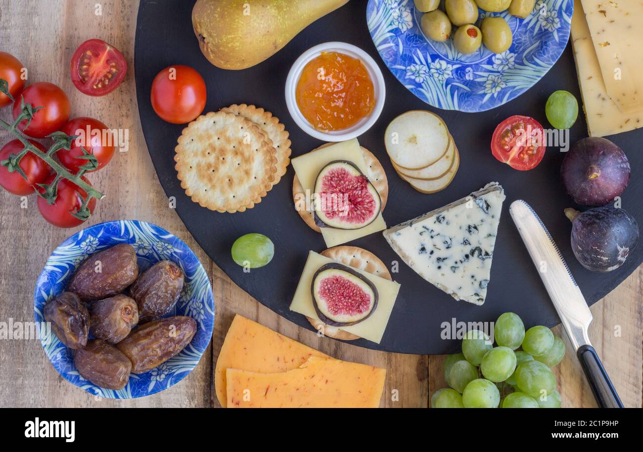 Plateau de fromages avec trois fromages, gouda au piment, gouda aux graines de cumin et chés bleus de roquefort Banque D'Images
