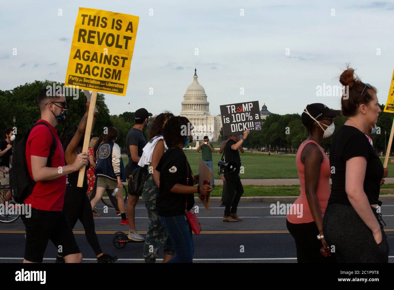 Les manifestants défilés de Lafayette Square à l'Interstate 395 à Washington, DC, États-Unis, le 15 juin 2020 pour marquer deux semaines après le jour où la police a dégagé les manifestants de la région juste avant la séance photo du président américain Donald J. Trump à l'église Saint-Jean. Crédit : Stefani Reynolds/CNP | utilisation dans le monde entier Banque D'Images