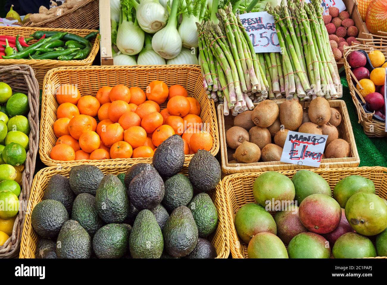 D'avocats, de mangues et autres fruits et légumes à la vente à un marché Banque D'Images