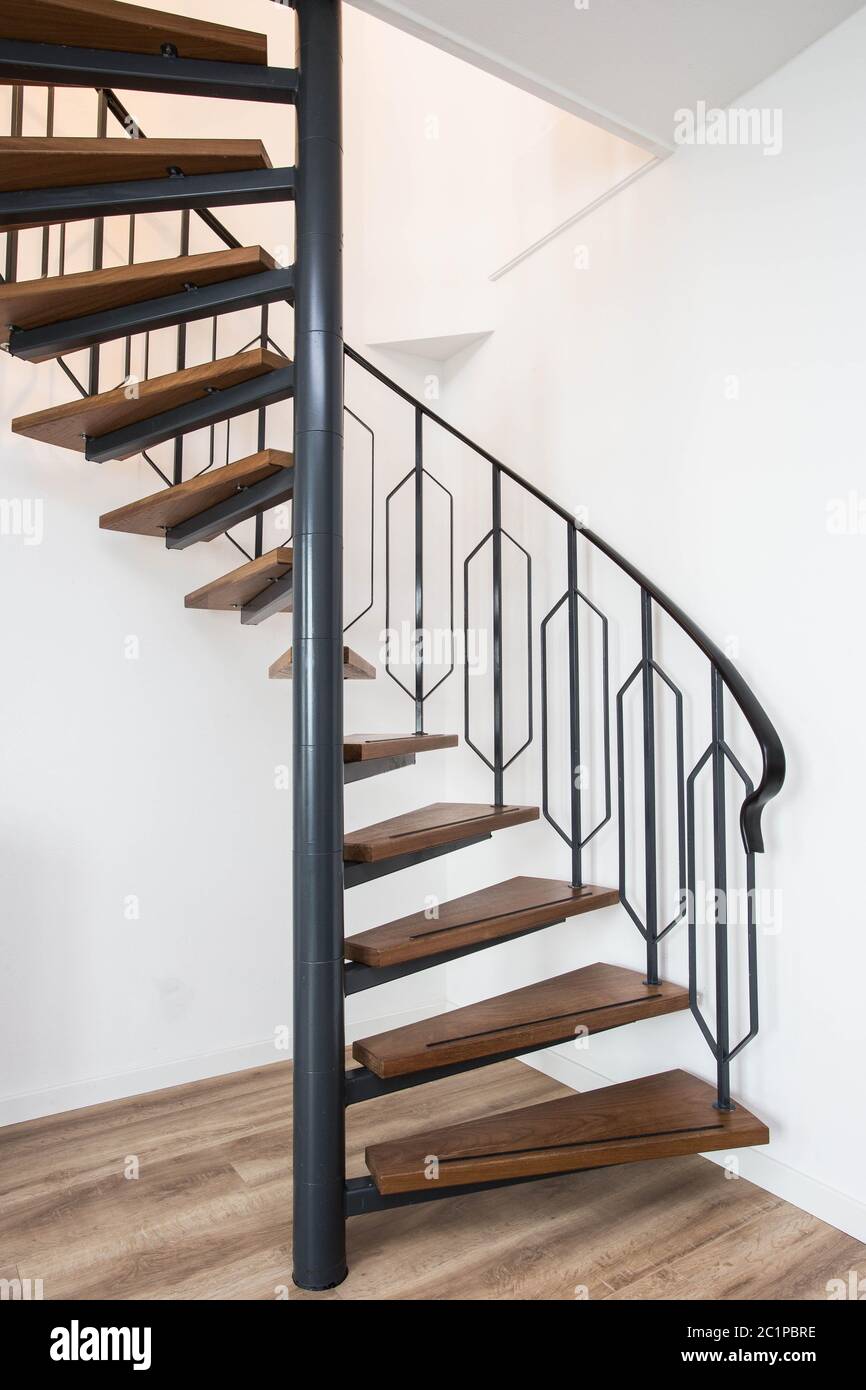 Close up d'un escalier extérieur en fer sur le côté d'une maison moderne avec mur blanc Banque D'Images