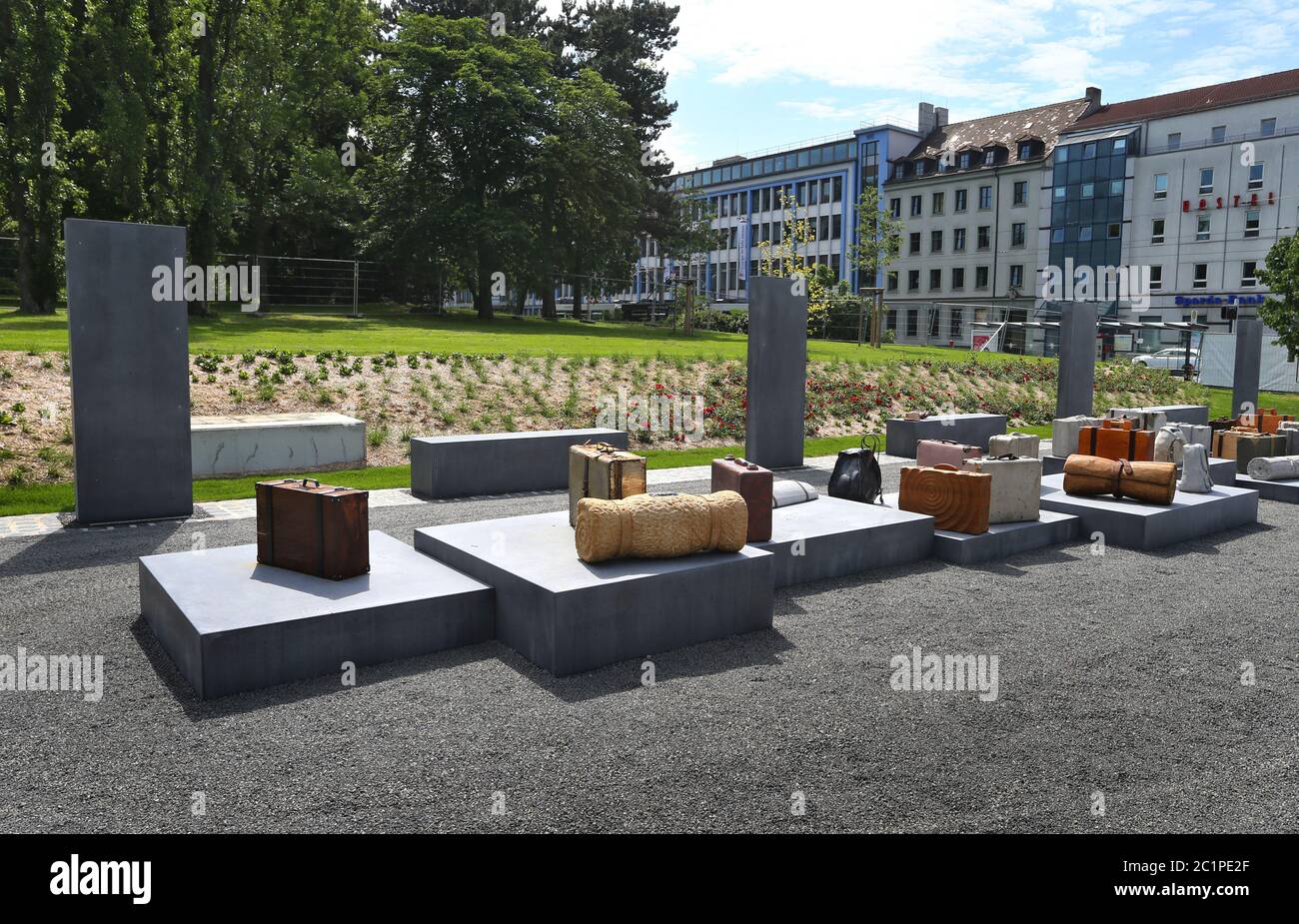 13 juin 2020, Bavière, Würzburg : des pièces stylisées de bagages se tiennent à un mémorial pour les Juifs déportés devant la gare principale. Les valises abandonnées sont destinées à symboliser la perte et la disparition des Juifs et de leurs communautés religieuses pendant l'ère nazie. Photo : Karl-Josef Hildenbrand/dpa Banque D'Images