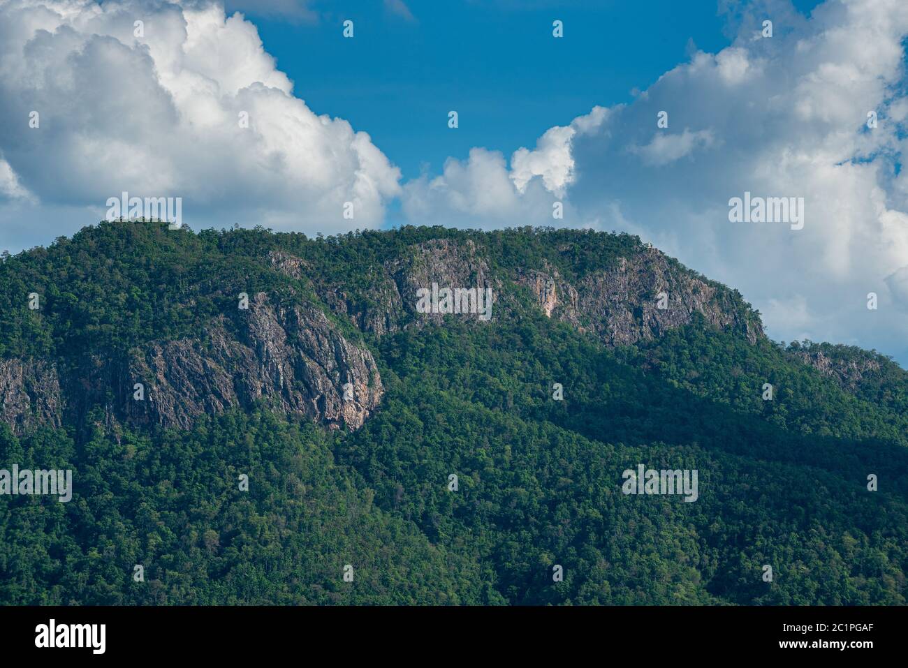 Montagne verte avec texture falaise dans ciel bleu ciel nuageux jour Banque D'Images