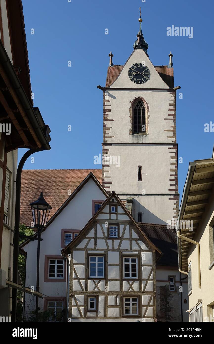 Église Saint-Pierre et maison à colombages à Endingen am Kaiserstuhl Banque D'Images