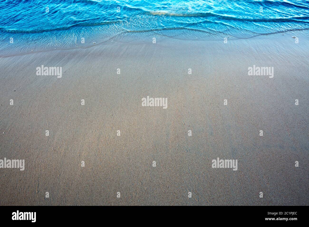 Vague de la mer sur la plage de sable. Arrière-plan de voyage. Banque D'Images