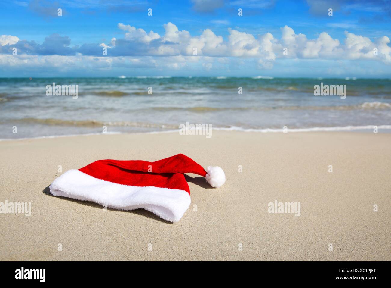 Chapeau du Père Noël sur la plage des caraïbes. Arrière-plan de Noël Banque D'Images