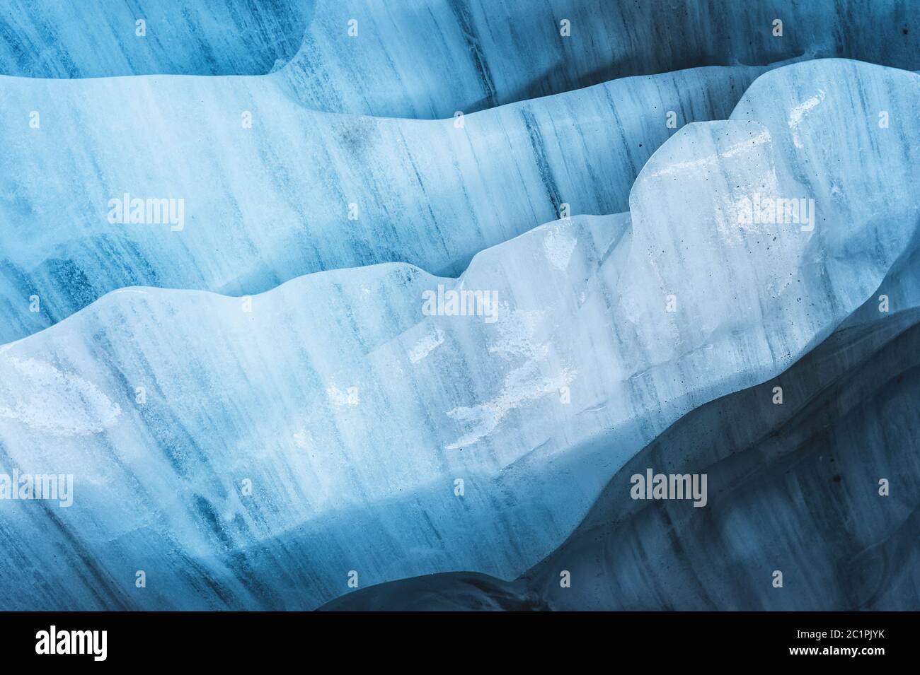 Gros plan sur le plafond d'une grotte de glace dans un glacier en ruines. Arrière-plan texturé. Réchauffement climatique. Faible DDL Banque D'Images