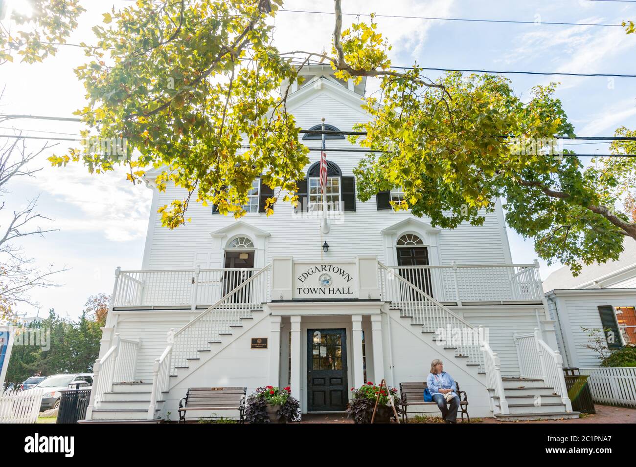 Edgartown USA - 16 2014 octobre ; une femme est assise à l'extérieur de l'hôtel de ville d'Edgartown, sur Martha's Vineyard. Banque D'Images