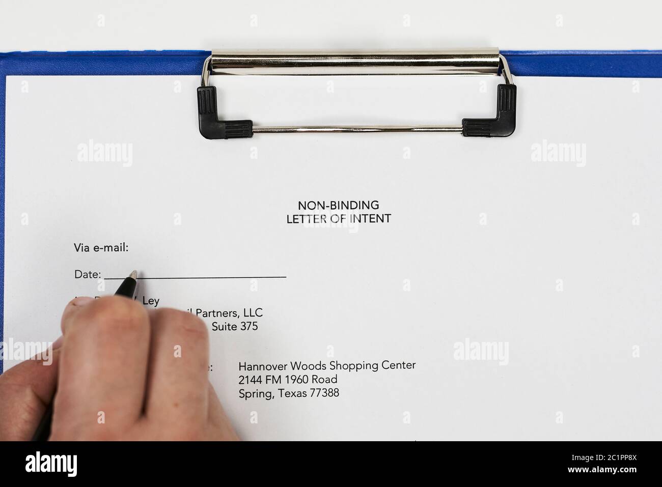 Personne méconnaissable remplissant une lettre d'intention non contraignante. Vue rapprochée Banque D'Images