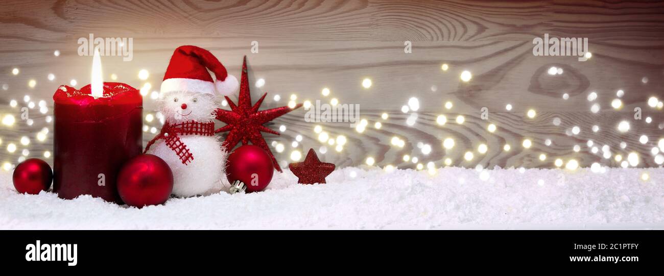 Bougie de l'AVENT et bonhomme de neige avec décoration de Noël rouge isolée. Banque D'Images