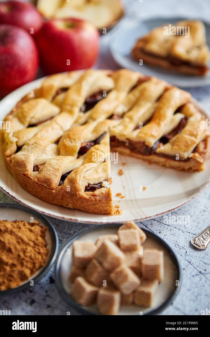 Gâteau Pommes au four traditionnel servi sur une plaque en céramique Banque D'Images