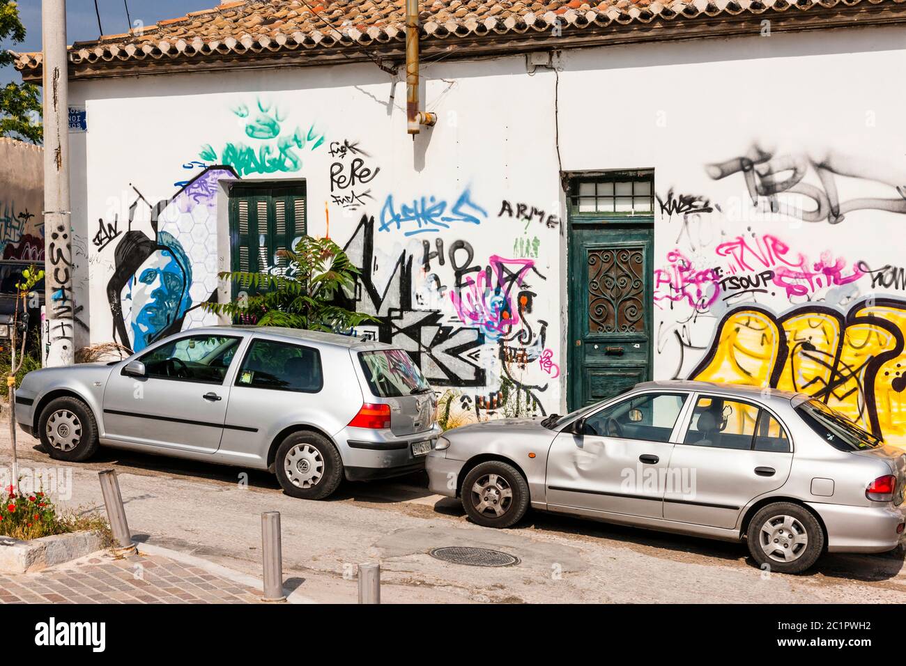 Mur Graffiti, rue locale dans le quartier de Plaka, Athènes, Grèce, Europe Banque D'Images