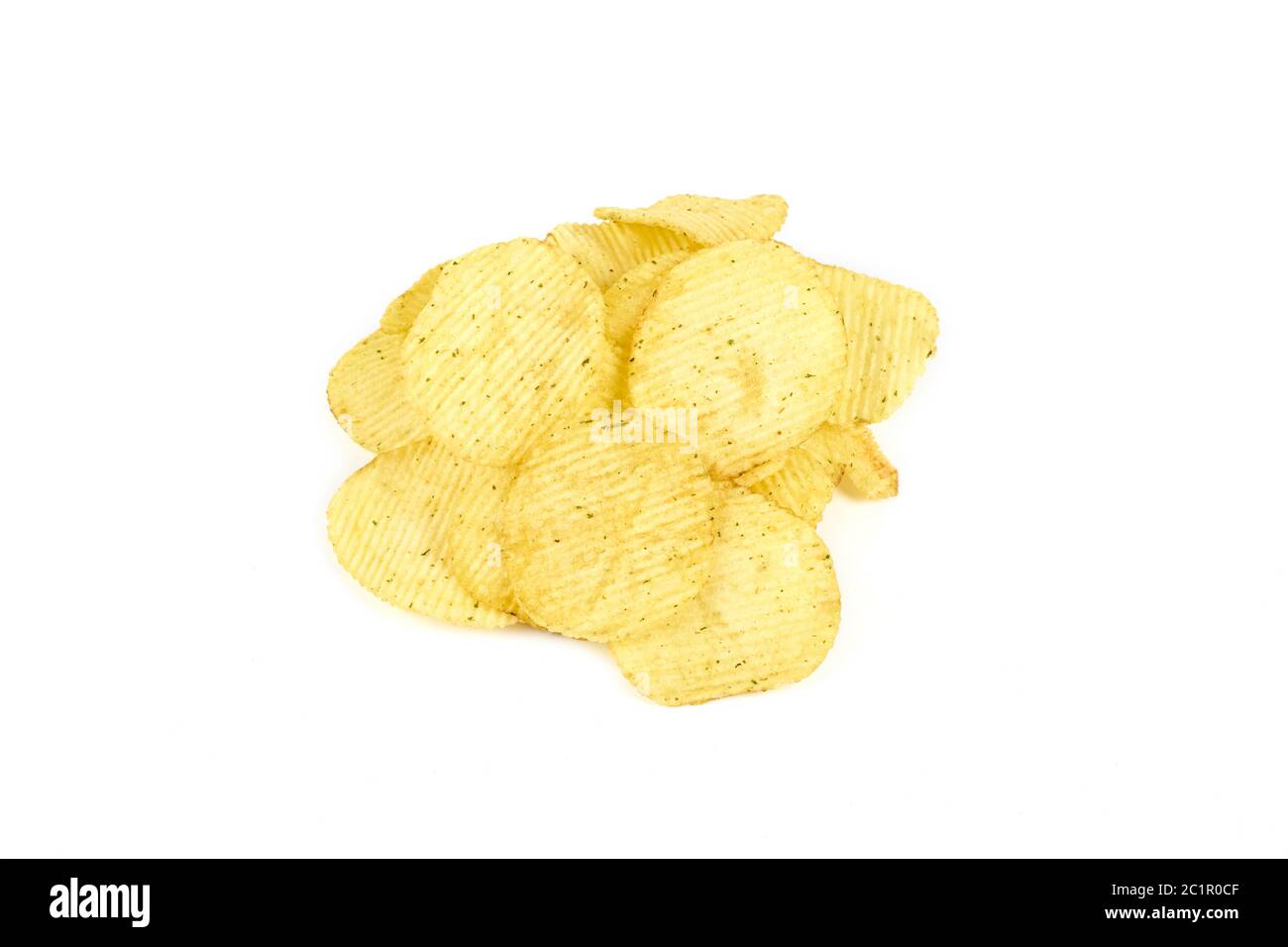 Pile de chips jaunes isolées sur fond blanc. Banque D'Images