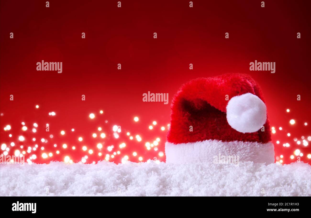 Chapeau de père Noël rouge et neige blanche. Arrière-plan de Noël. Banque D'Images
