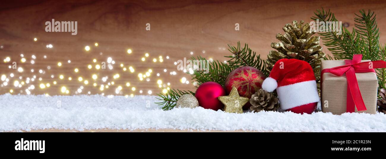 Fond de Noël avec chapeau de père Noël rouge, décoration et neige blanche. Banque D'Images