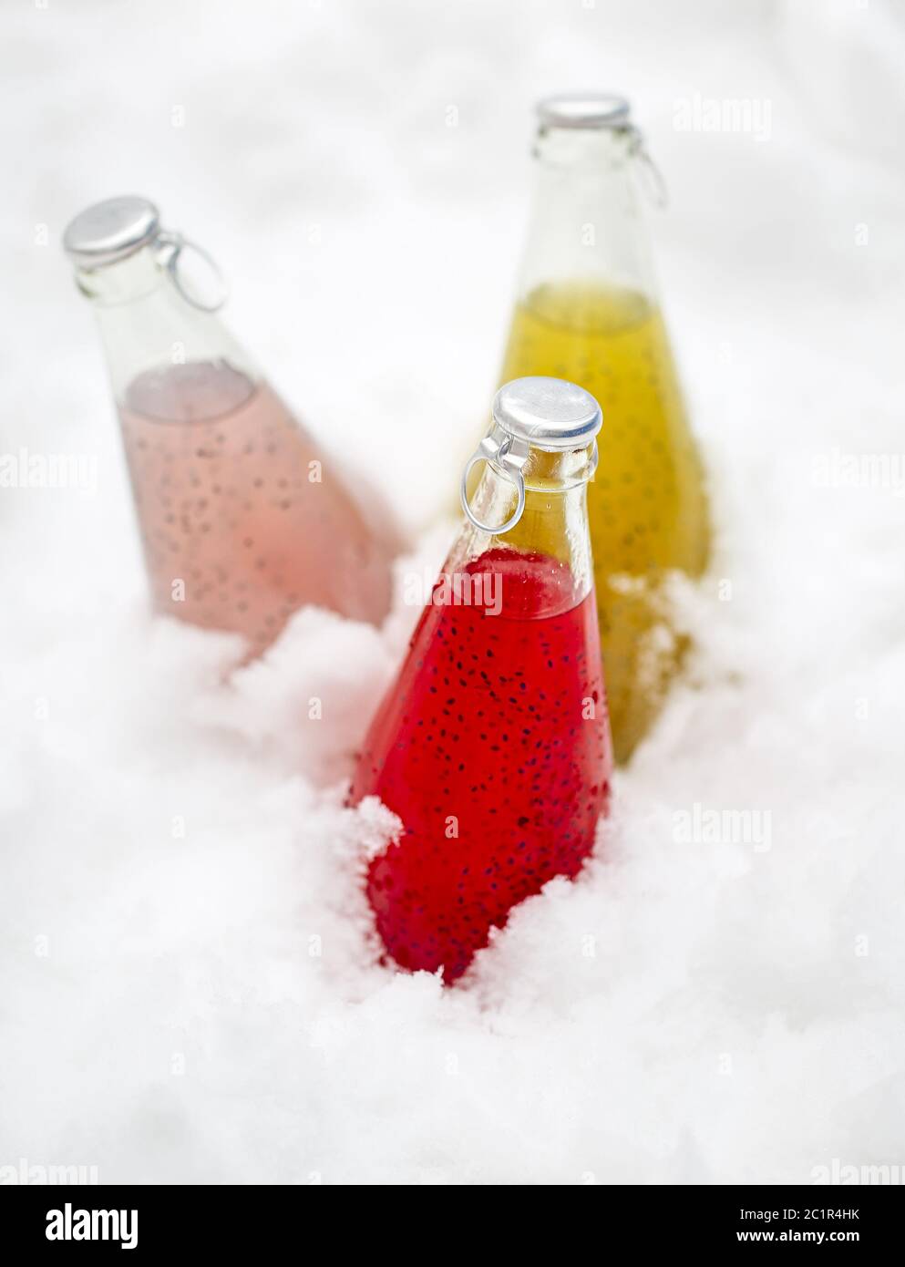 Trois boissons saines avec des graines de chia (lat. Salvia hispanica) ion la neige. Concept de santé et de régime Banque D'Images