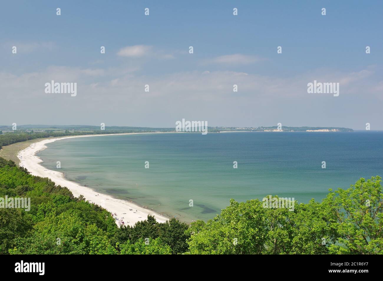 Sur la plage de sable de Thiessow, sur la horion : la ligne de falaise de Göhren, île de Rügen, Mönchgut, Allemagne, Europe de l'Ouest Banque D'Images