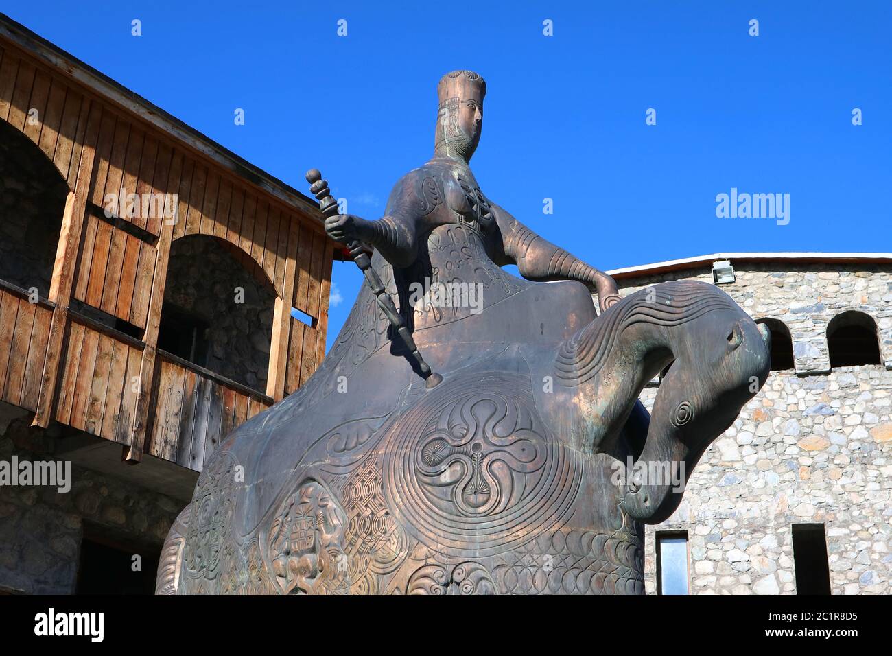 Monument en bronze de Tamar le Grand, le célèbre Roi féminin de Géorgie sur la place de la ville de Mestia, Haut-Svaneti, Géorgie Banque D'Images