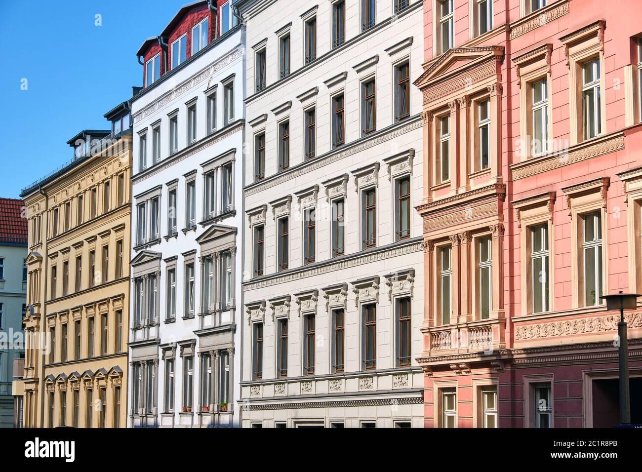 Les fronts de certains vieux bâtiments appartement rénové vu à Berlin, Allemagne Banque D'Images
