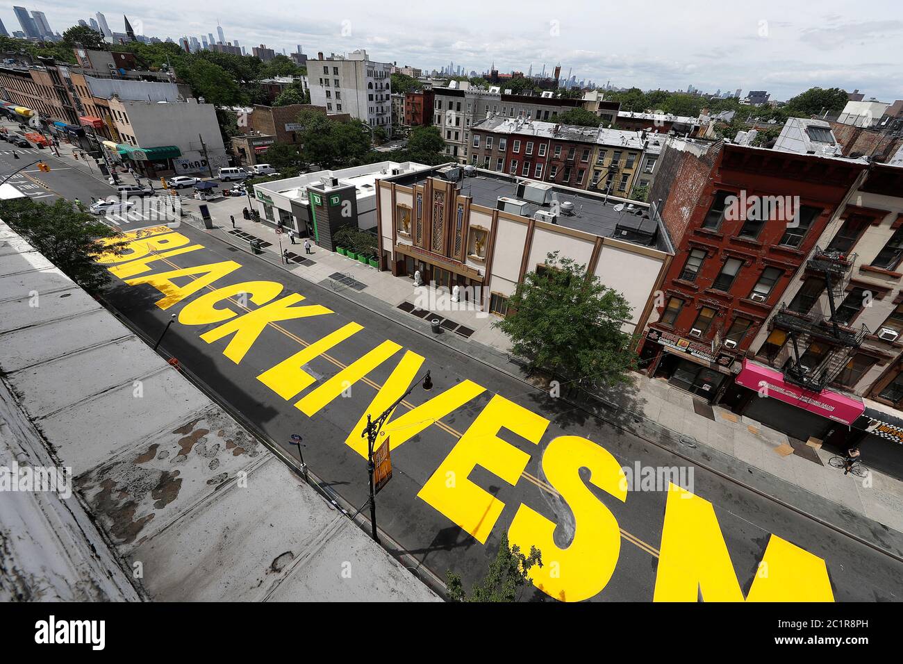 New York, États-Unis. 15 juin 2020. Vue sur un panneau Black Lives Matter peint sur Fulton Street dans la communauté Bedford Stuyvesant de Brooklyn, un quartier de New York. Le travail d'un groupe d'artistes dirigé par Dawud West a été conçu pour sensibiliser à l'injustice sociale et à la brutalité policière, principalement contre les Afro-Américains. Crédit : SOPA Images Limited/Alamy Live News Banque D'Images