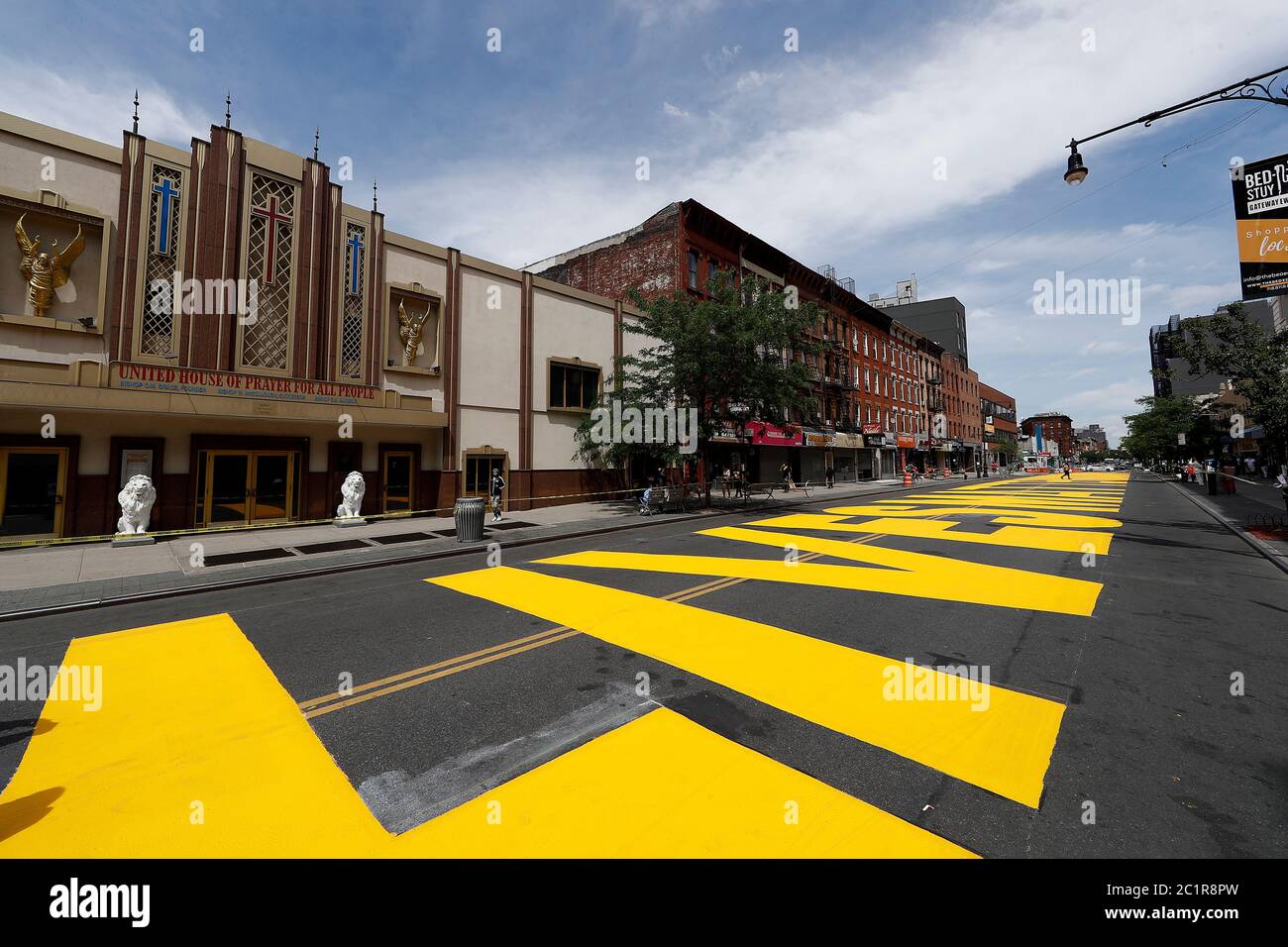 New York, États-Unis. 15 juin 2020. Vue sur un panneau Black Lives Matter peint sur Fulton Street dans la communauté Bedford Stuyvesant de Brooklyn, un quartier de New York. Le travail d'un groupe d'artistes dirigé par Dawud West a été conçu pour sensibiliser à l'injustice sociale et à la brutalité policière, principalement contre les Afro-Américains. Crédit : SOPA Images Limited/Alamy Live News Banque D'Images
