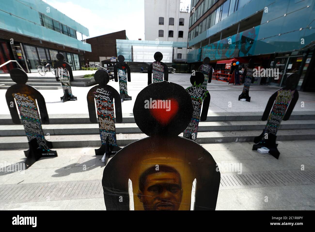 New York, États-Unis. 15 juin 2020. Une installation artistique est exposée dans la rue Fulton de la section Bedford Stuyvesant de Brooklyn, un quartier de New York. L'installation exécutée par un groupe d'artistes anonymes est exposée pour rappeler ceux qui sont morts aux mains de la police. Crédit : SOPA Images Limited/Alamy Live News Banque D'Images