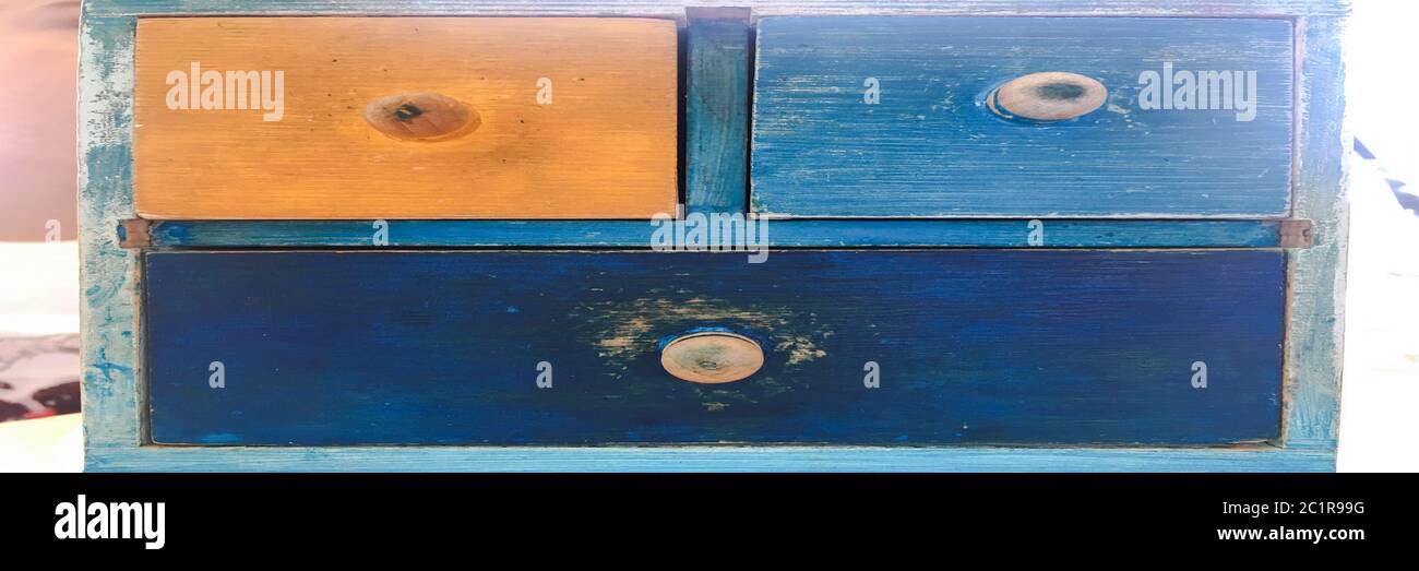 Tiroir en bois coloré, commode en bois vintage au mur de briques Banque D'Images